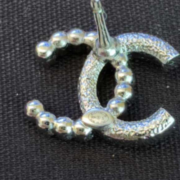 💯 Authentic Chanel CC Pearl Crystal Earrings 24S collection - Picture 7 of 8